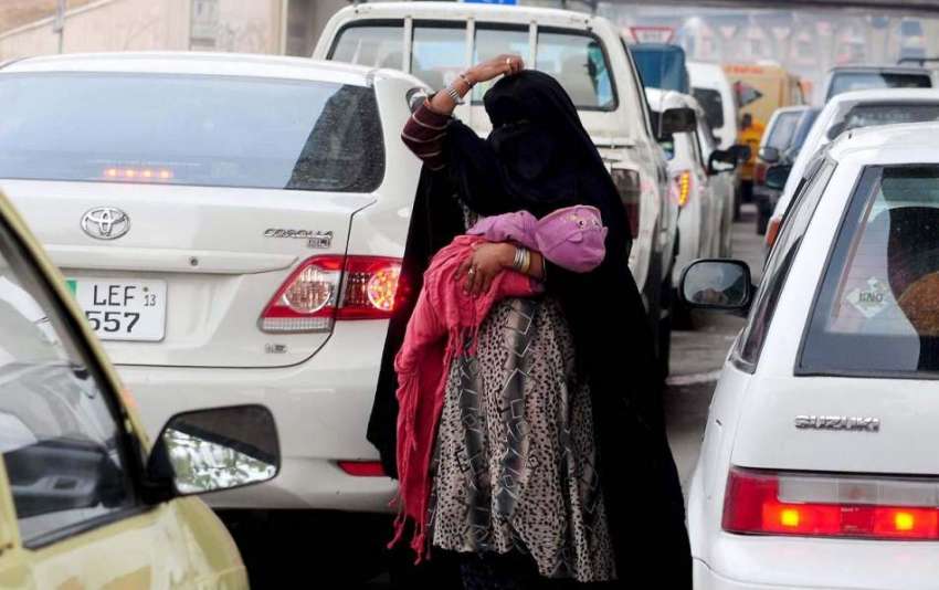 راولپنڈی: ایک خاتون اپنا بچہ اٹھائے ٹریفک سنگل پر بھیک مانگ ..