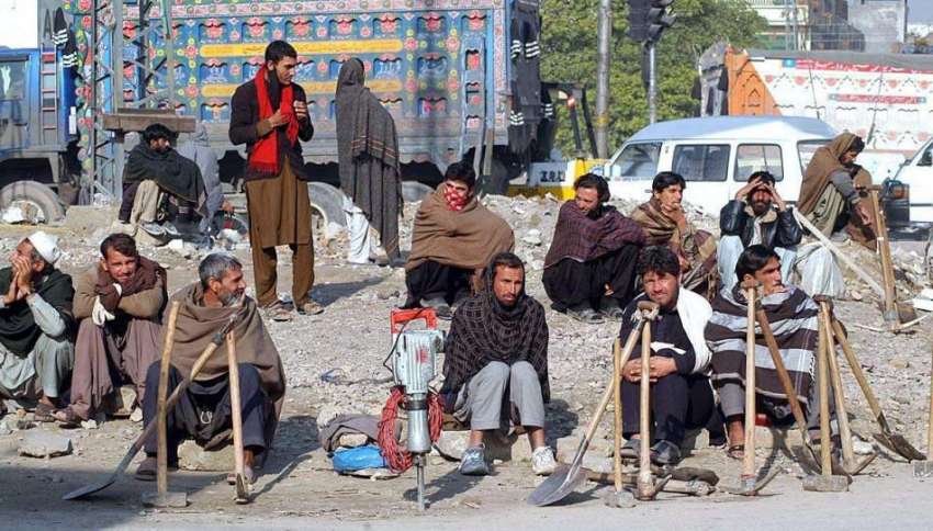 راولپنڈی: مزدور سڑک کنارے دیہاڑی کے انتظار میں بیٹھے ہیں۔
