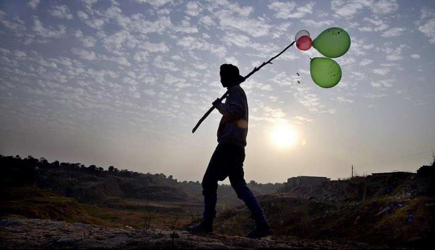 راولپنڈی: نوجوان محنت کش پھیری لگا کر غبارے فروخت کر رہا ..