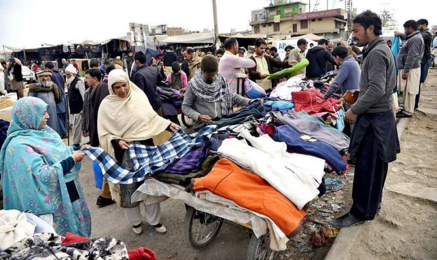 راولپنڈی: شہری پرانے گرم کپڑے خریدنے میں مصروف ہیں۔