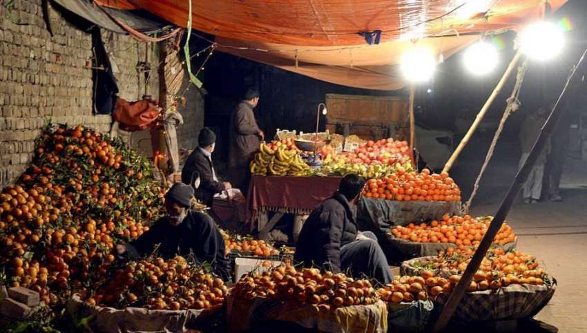 راولپنڈی: دکاندار موسمی پھل لگائے گاہکوں کا منتظر ہے۔