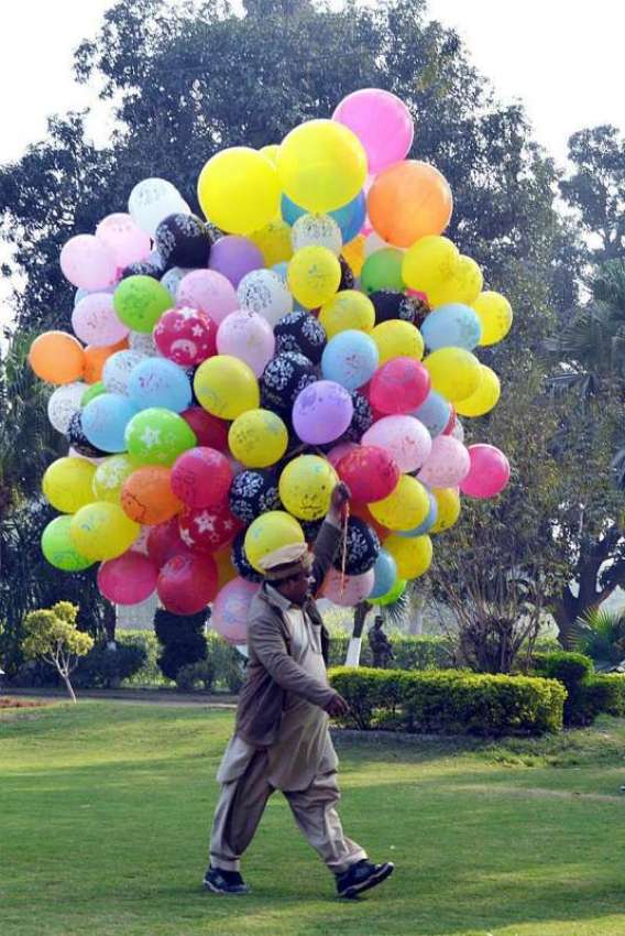 ملتان: ایک شخص مقامی پارک میں غبارے فروخت کر رہا ہے۔