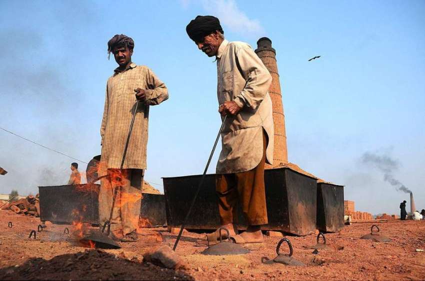 ملتان: مزدور بھٹہ پر اینٹوں کی تیاری کے لیے کوئلے کی مدد ..
