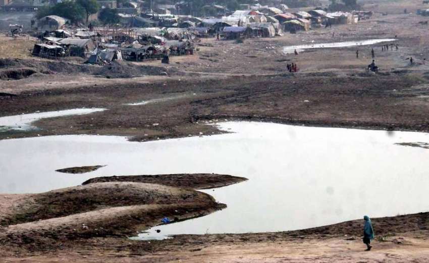 لاہور: دریائے راوی پانی کی کمی کی وجہ سے خشک ہونے کے باعث ..