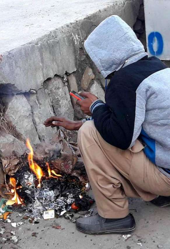 راولپنڈی: ایک نوجوان سردی کی شدت کم کرنے کے لیے آگ جلائے ..
