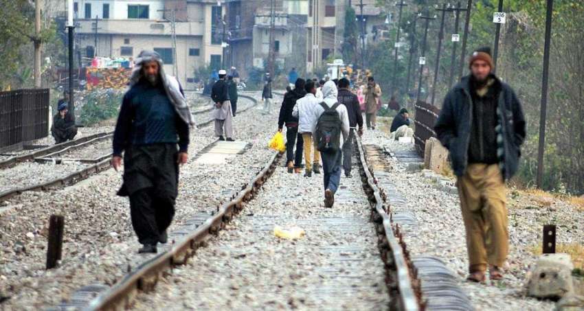 راولپنڈی: شہری بڑی تعداد کسی خطرے سے بے خبر ریلوے ٹریک پر ..