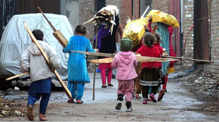 راولپنڈی: خانہ بدوش بچے گھر کا چولہا جلانے کے لیے لکڑیاں ..
