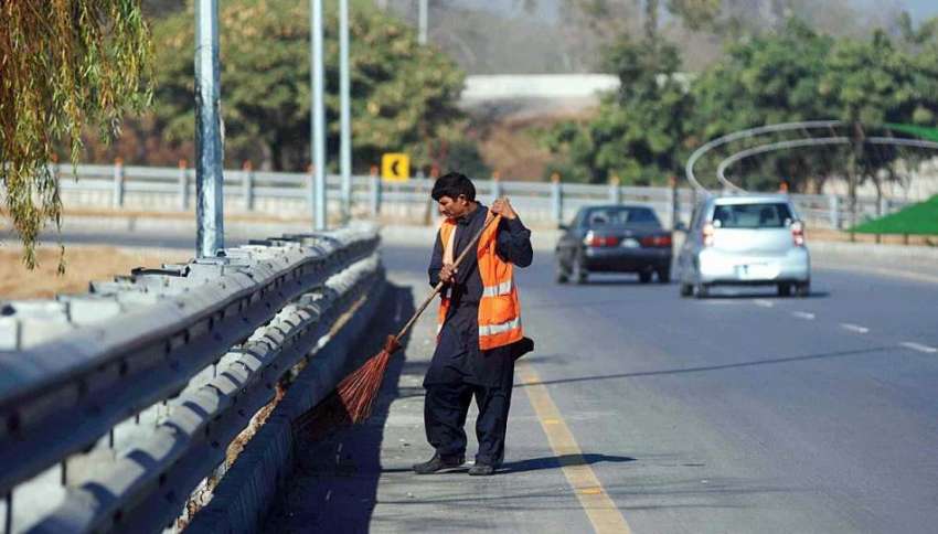 اسلام آباد: سی ڈی اے اہلکار سڑک کی صفائی ستھرائی میں مصروف ..