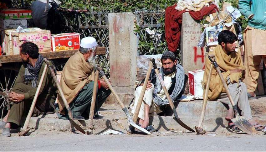 حیدر آباد: مزدور روزگار کے انتظار میں بیٹھے ہیں۔