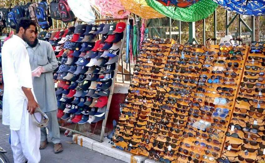 بہاولپور: ایک دکاندار سڑک کنارے عینکیں اور ٹوپیاں فروخت ..