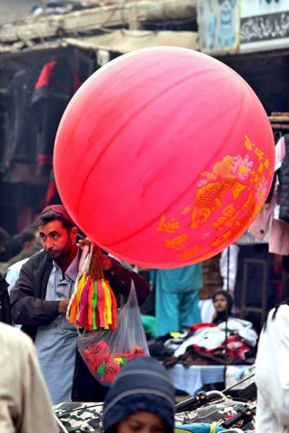 حیدر آباد: ایک شخص بڑے سائز کے بیلون فروخت کر رہا ہے۔