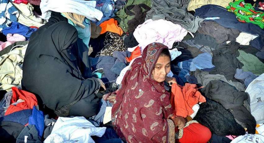 حیدر آباد: دو خواتین گرم کپڑے پسند کر رہی ہیں۔