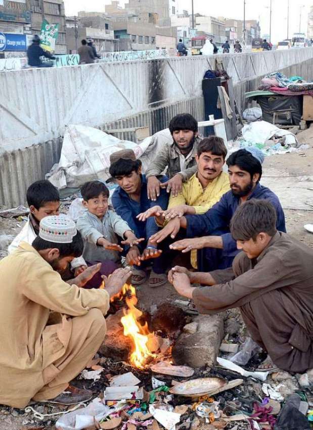 کراچی: مزدور سردی کی شدت کو کم کرنے کے لیے آگ جلائے بیٹھے ..