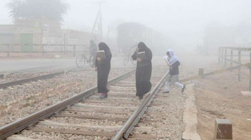 ملتان: طالبات دھند کے دوران ریلوے ٹریک کراس کر رہی ہیں جو ..