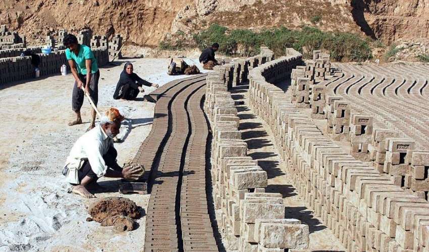 فیصل آباد: مزدور بھٹہ پر اینٹیں بنا رہے ہیں۔