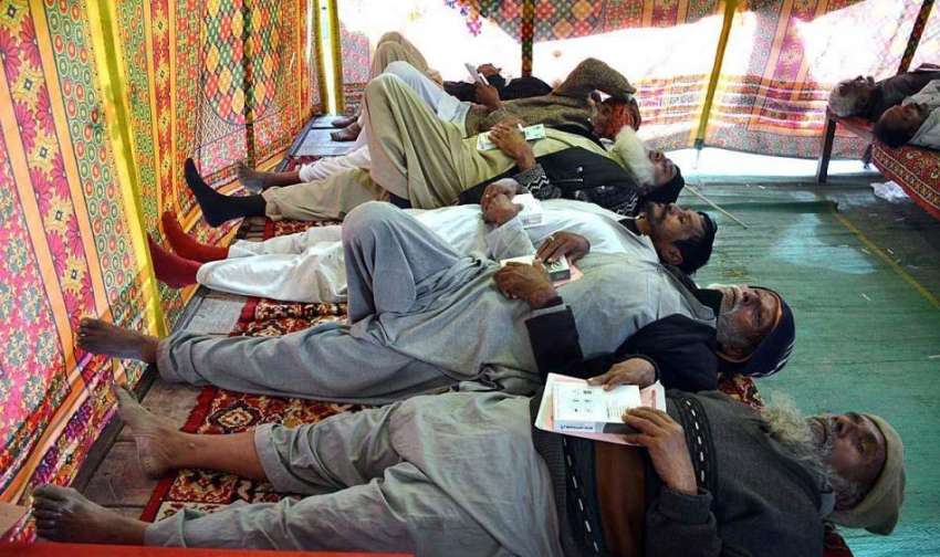 حیدر آباد: انڈس لائن کلب کے زیر اہتمام فری آئی کیمپ کے دوران ..