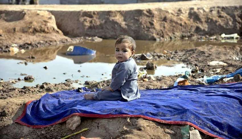 راولپنڈی: ایک بچہ جوہڑ کنارے بیٹھا ہے جو کسی حادثے کا شکار ..