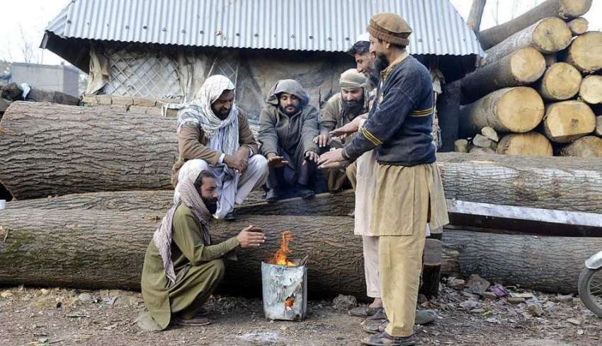 راولپنڈی: سردی کی شدت سے بچنے کے لیے شہری آگ جلائے بیٹھے ..