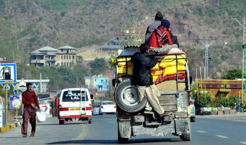اسلام آباد: ایک جیپ پر اوور لوڈنگ کی گئی ہے جس کے باعث کوئی ..