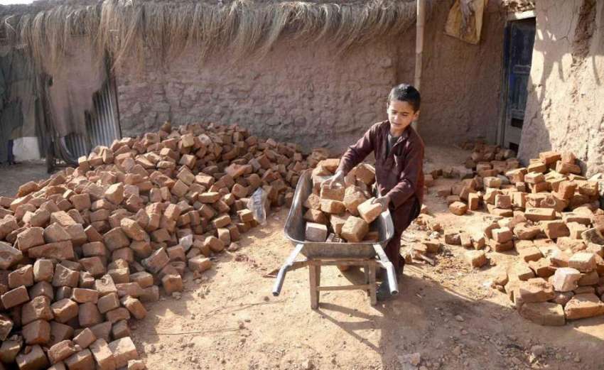راولپنڈی: ایک کمسن بچہ ہتھ ریرھی میں اینٹیں رکھ رہا ہے۔