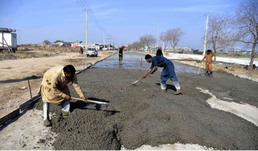 اسلام آباد: وفاقی دارالحکومت میں مزدور سڑک کے تعمیراتی کام ..