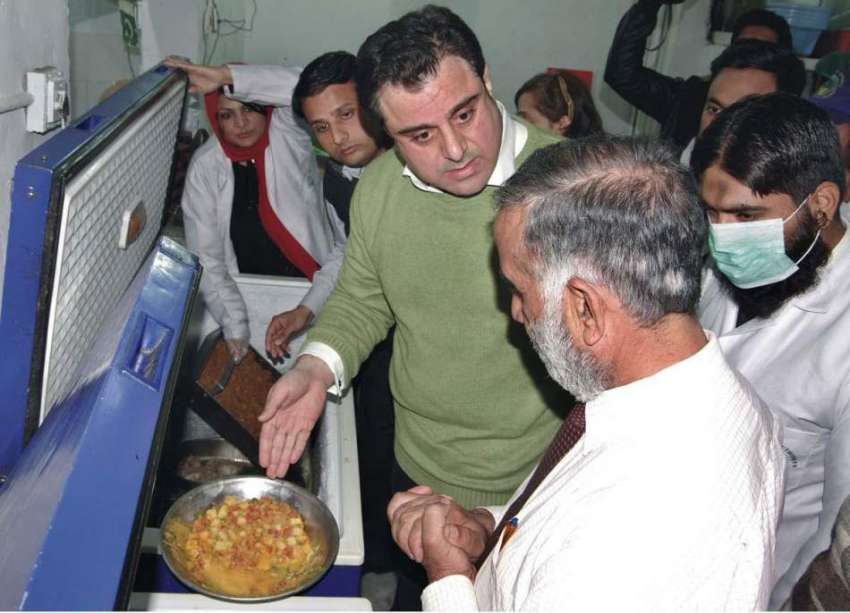 فیصل آباد: صوبائی وزیر خوراک بلال یاسین ایک ریسٹورنٹ میں ..