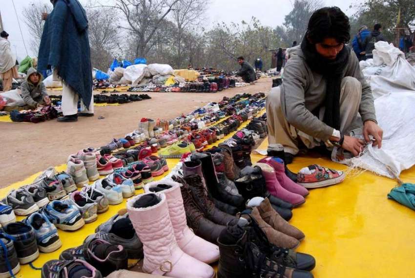 اسلام آباد: وفاقی دارالحکومت میں سڑک کنارے پرانے جوتے فروخت ..