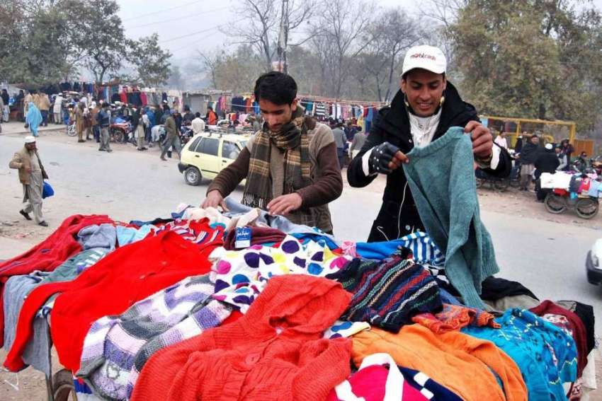 اسلام آباد: وفاقی دارالحکومت میں شہری گرم کپڑے خریدنے میں ..