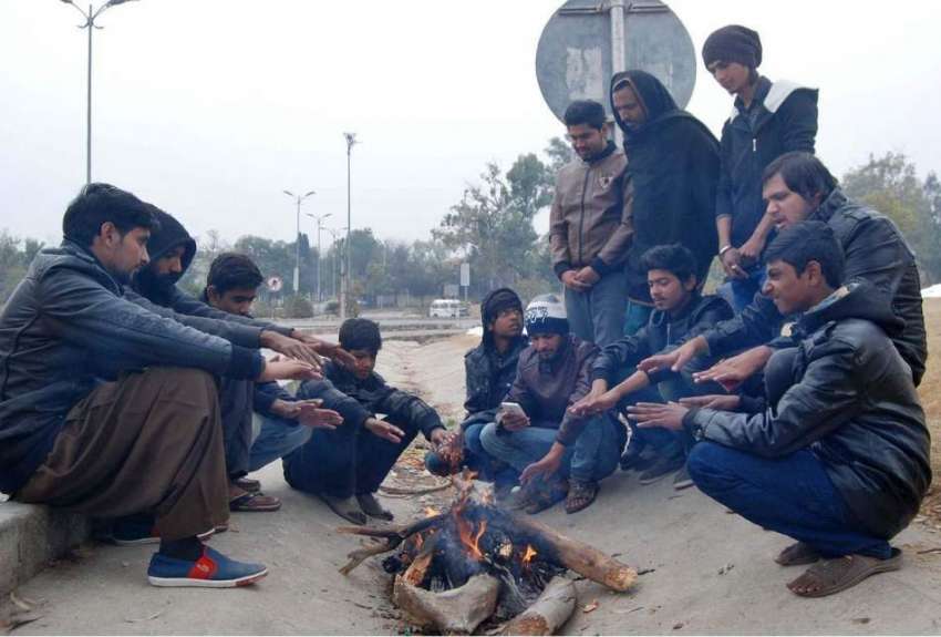 اسلام آباد: سردی کی شدت کو کم کرنے کے لیے نوجوان آگ تاپ رہے ..