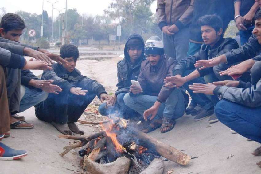 اسلام آباد: سردی کی شدت کو کم کرنے کے لیے نوجوان آگ تاپ رہے ..