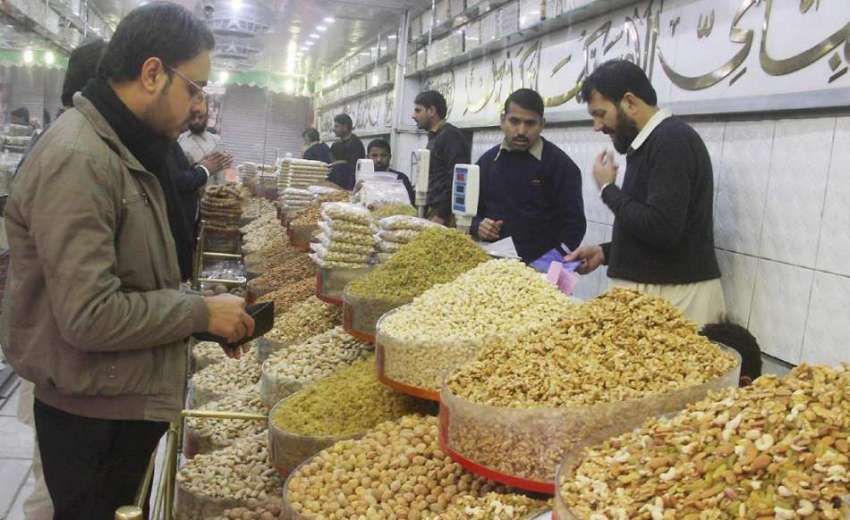 لاہور: شہری دکان سے خشک میوہ جات خرید رہے ہیں۔