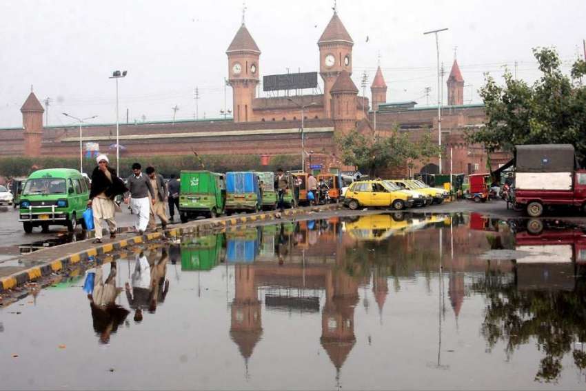 لاہور: ریلوے اسٹیشن کے سامنے باش کا پانی جمع ہے۔