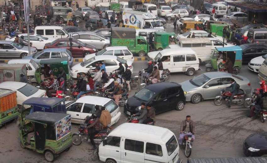لاہور: ریگل چوک میں دوپہر کے وقت ٹریفک جام کا ایک منظر۔