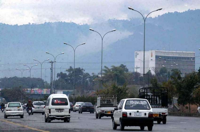 اسلام آباد: وفاقی دارالحکومت میں ہلکی بارش کا منظر۔