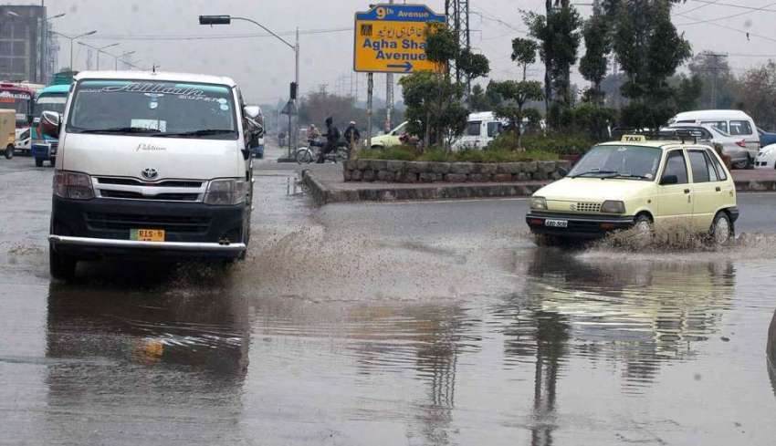 اسلام آباد: وفاقی دارالحکومت میں بارش کے پانی سے گاڑیاں ..