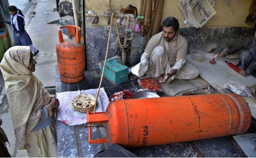 راولپنڈی: گیس کی لوڈ شیڈنگ کے باعث تندور پر ایل پی جی سلنڈر ..