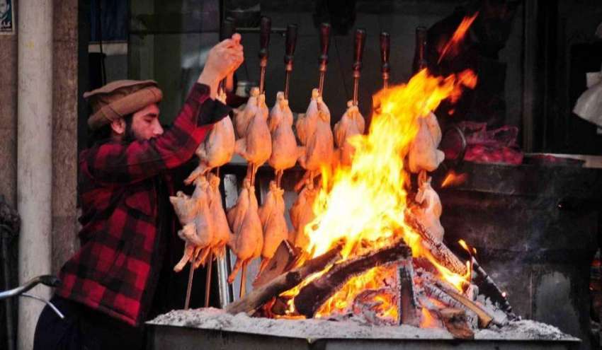 راولپنڈی: ایک دکاندار روسٹ کی گئی مرغیاں سیکھوں پر لٹکا ..