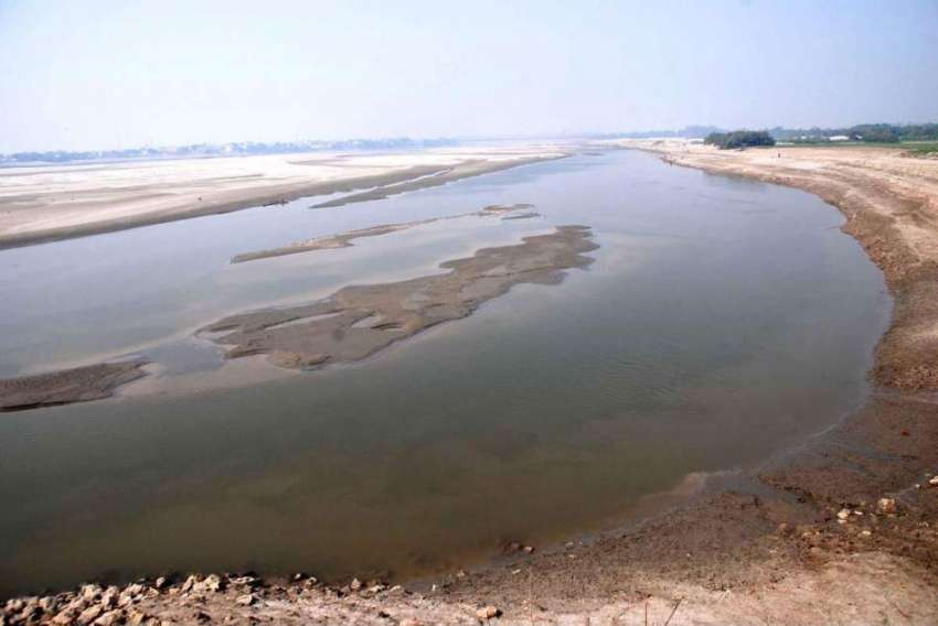 حیدر آباد: پانی کی کمی کے باعث دریائے سندھ خشک پڑا ہے۔