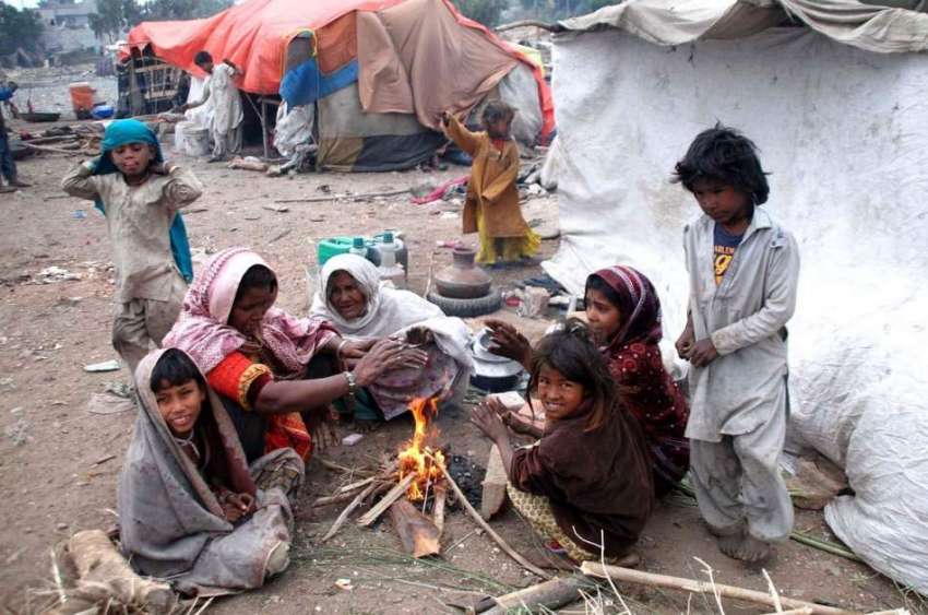 حیدر آباد: سردی کی شدت کو کم کرنے کے لیے خانہ بدوش بچے اور ..
