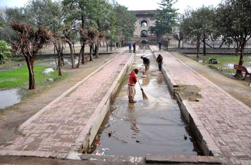 لاہور: صفائی کرنے والا عملہ نادرہ بیگم کے مقبرہ کی صفائی ..