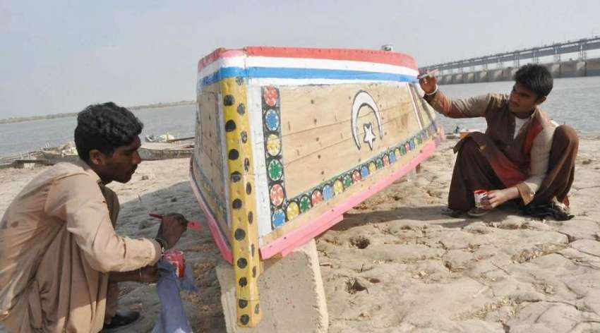 حیدر آباد: دریائے سندھ جامشورہ میں ملاح کشتی پر رنگ کر رہے ..