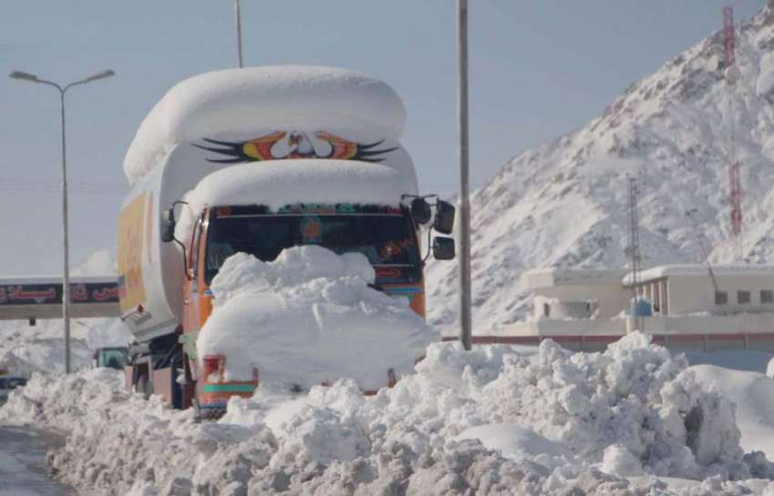 کوئٹہ: برفباری کے بعد ایک آئیل ٹینکر برف میں پھنسا ہوا ہے۔