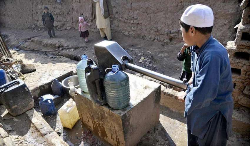 راولپنڈی: خانہ بدوش بچہ ہینڈ پمپ کے ذریعے پینے کا پانی بھر ..