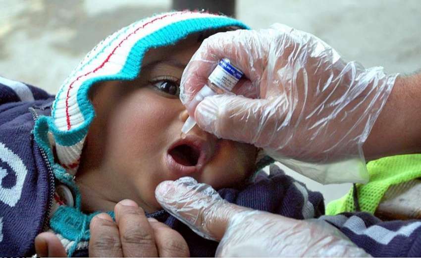 فیصل آباد: انسداد پولیو مہم کے دوران ایک بچے کو پولیو کے ..