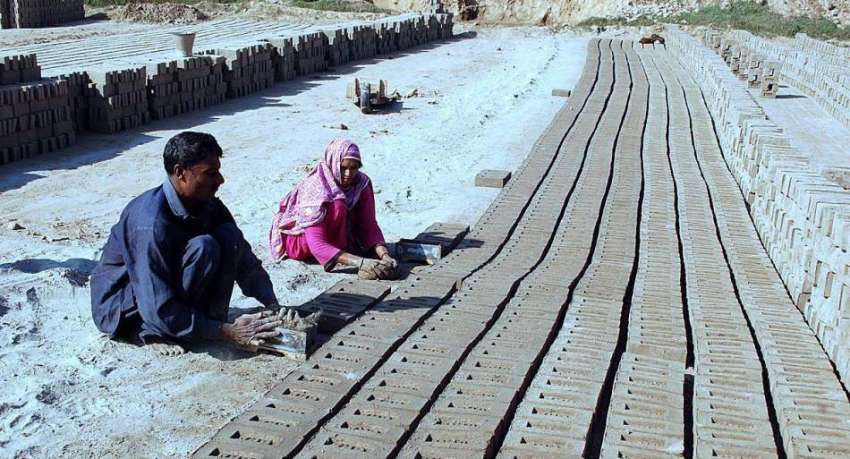 فیصل آباد: مزدور بھٹہ پر اینٹیں بنارہے ہیں۔
