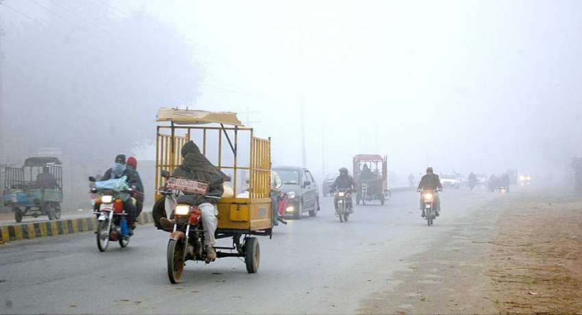 فیصل آباد:دن کے وقت شدید دھند کے باعث شہریوں نے موٹر سائیکلوں ..