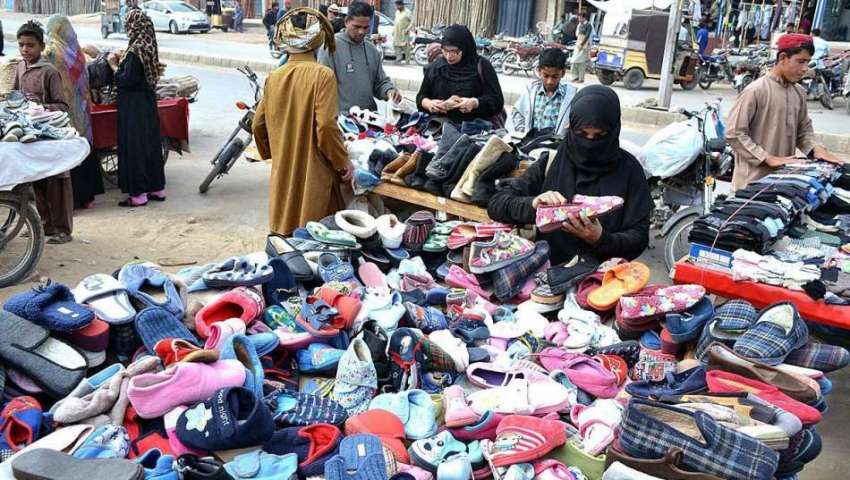حیدر آباد: شہری بچوں کے جوتے پسند کر رہے ہیں۔