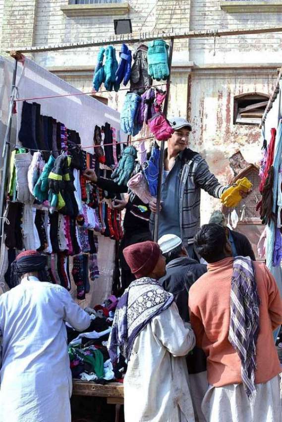 حیدر آباد: شہری پرانے گرم دستانے خریدنے میں مصروف ہیں۔