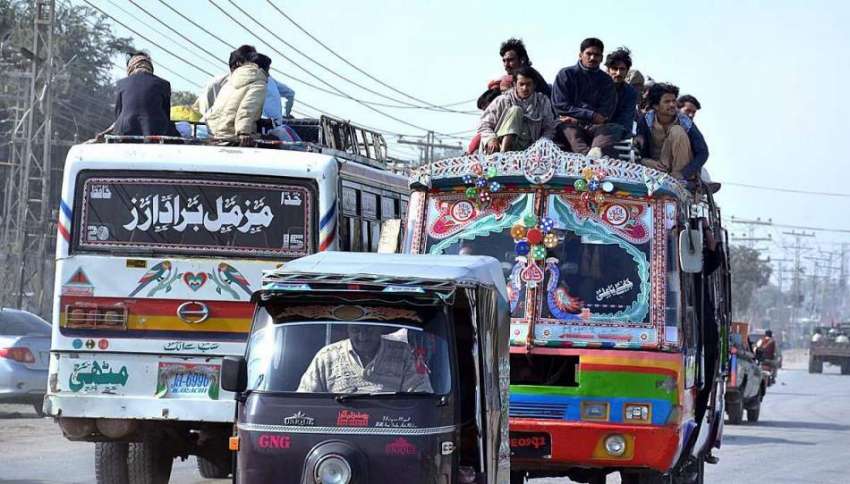 حیدر آباد: شہری بس کی چھت پر سفر کر رہے ہیں جوکسی حادثے کا ..
