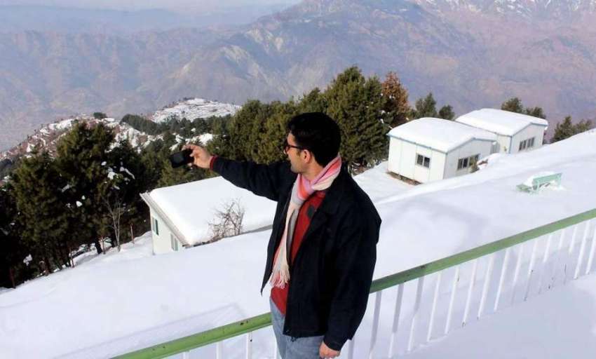مظفر آباد: آزاد کشمیر کے سیاحتی مقام سراں میں ایک سیاح برف ..